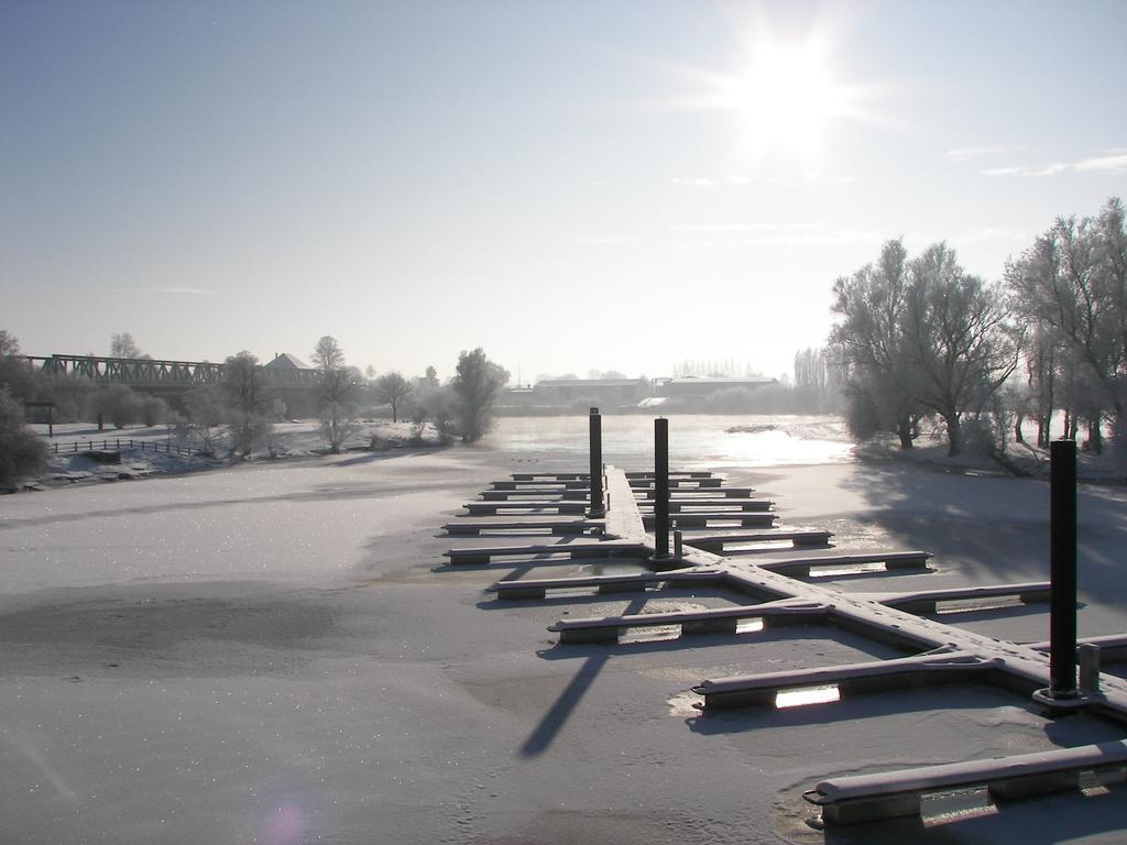 Hotel Restaurant Bootshaus Achim Bagian luar foto